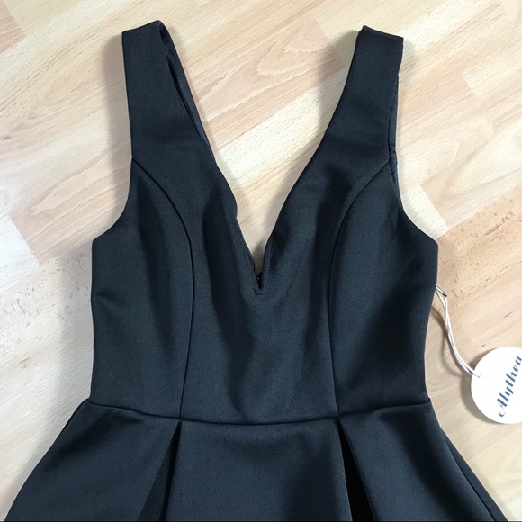 *Alythea V Neck Plunge Scuba-Like Fabric LBD - Picture 2 of 6